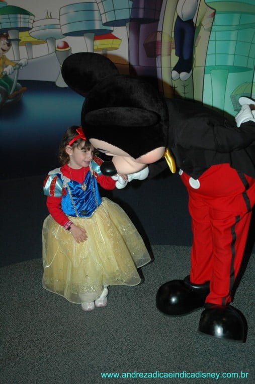 Menina com Mickey, Disney