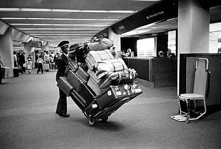 Carregador de bagagem com carrinho de malas