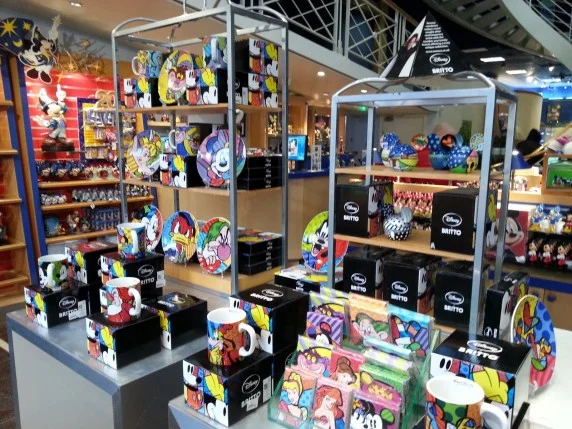 Foto by Andreza Trivillin - The Disney Gallery disney village disneyland paris