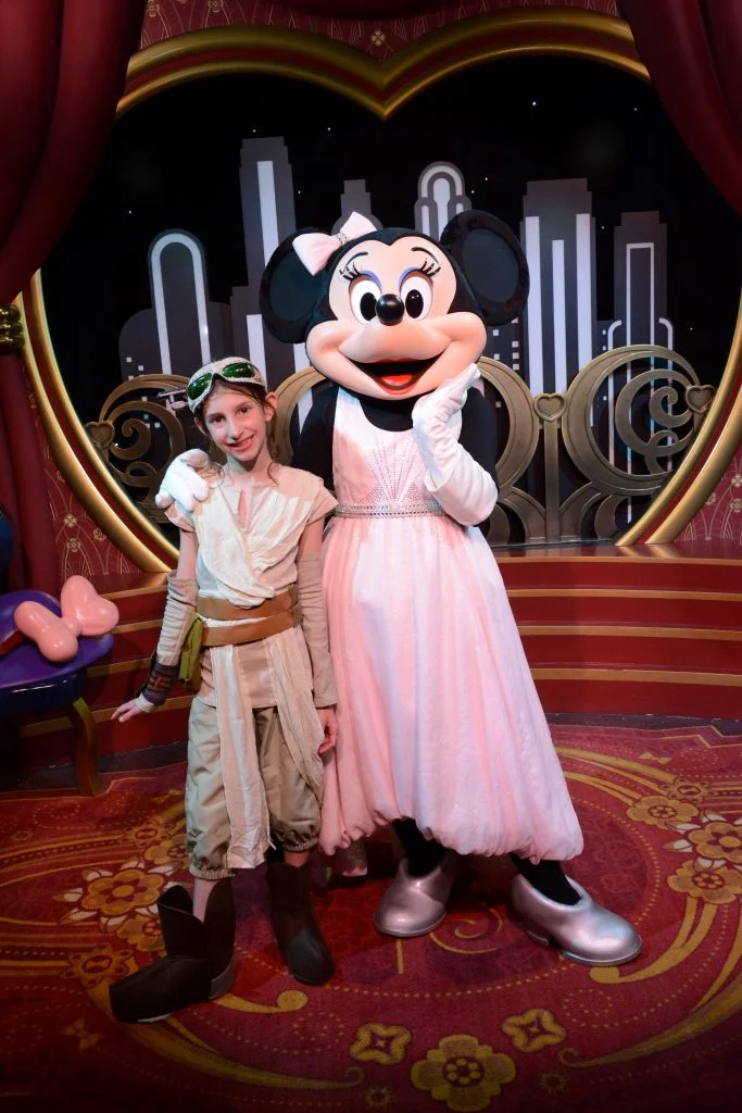 STUDIO_REDCARPETACHAR_7752678195