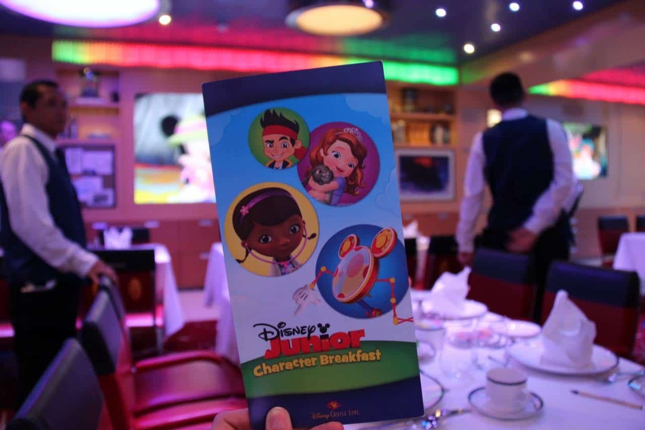 Café com personagens no navio Disney
