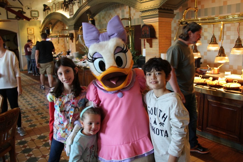 inventions-restaurante-com-personagens-na-disneyland-paris-andreza