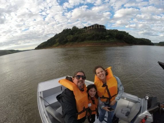 Exatamente no centro da fronteira - Brasil ao fundo, Argentina à direita e Paraguai à esquerda